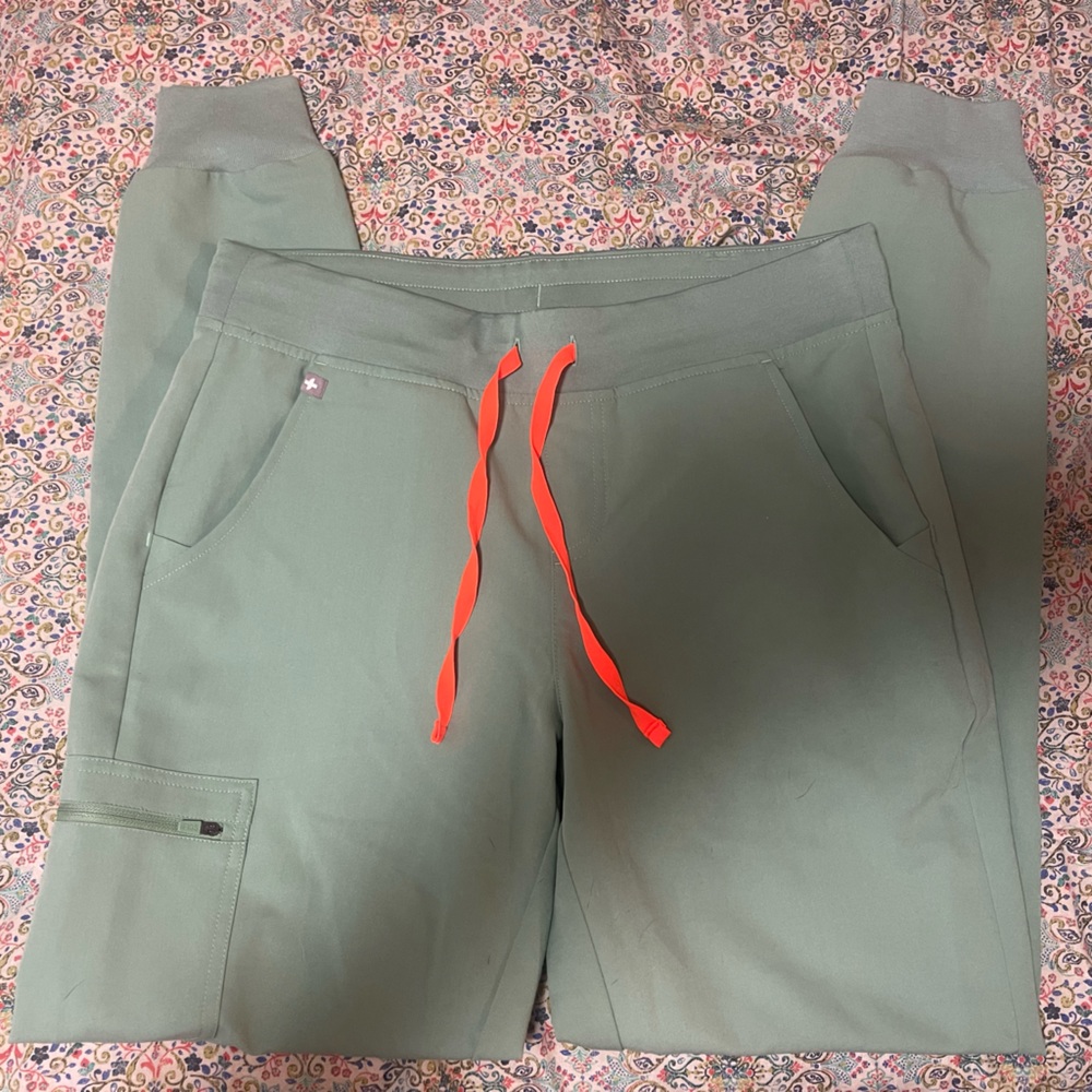 NWT Jade Zamora Joggers Figs in Medium